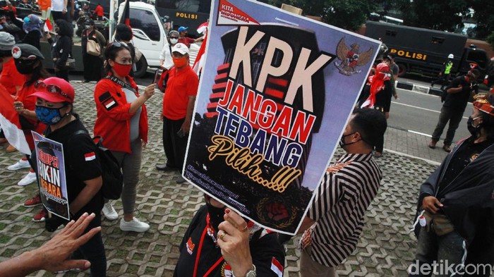 Massa dari Gerakan Jaga Indonesia gelar aksi di depan Gedung KPK, Jakarta. Dalam aksi itu mereka dukung KPK untuk usut semua kasus korupsi tanpa tebang pilih.