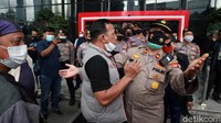 Di tengah aksi, tampak sebagian massa mencoba memasuki gedung KPK untuk menyampaikan aspirasi.