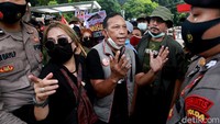 Saat sebagian massa mencoba memasuki gedung KPK, sejumlah petugas kepolisian tampak menghalangi mereka untuk masuk ke dalam gedung.