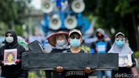 Selain membawa spanduk dan poster, sejumlah peserta aksi juga tampak membawa atribut lain seperti replika makam hingga nisan yang bertuliskan peristiwa-peristiwa yang dinilai berkaitan dengan pelanggaran HAM.
