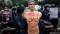 Sejumlah mahasiswa tampak ikut serta dalam aksi memperingati Hari HAM Sedunia tersebut.