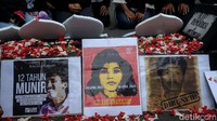 Tampak foto sejumlah aktivis HAM mulai dari Munir hingga Marsinah dibawa para peserta aksi saat menggelar aksi teatrikal dalam rangka memperingati Hari HAM Sedunia.