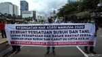 Aksi Teatrikal Ziarah Makam Warnai Peringatan Hari HAM Sedunia