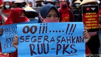 Poster berisi tuntutan untuk disahkannya RUU Penghapusan Kekerasan Seksual (P-KS) juga tampak terlihat di tengah aksi memperingati Hari HAM Sedunia.
