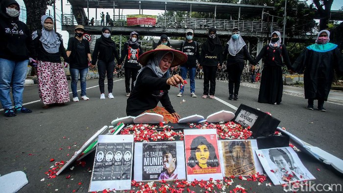 Aksi Teatrikal Ziarah Makam Warnai Peringatan Hari HAM Sedunia Dalam rangka memperingati hari HAM sedunia, sejumlah buruh gelar aksi di Jakarta. Aksi teatrikal nyekar makam korban HAM warnai peringatan Hari HAM sedunia itu.