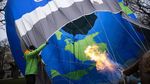 Aktivis Lingkungan Terbangkan Balon Udara di Belgia