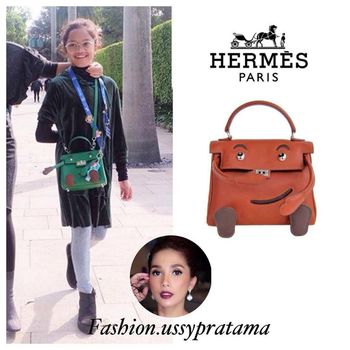 Gaya anak artis Indonesia dengan tas mewahnya.