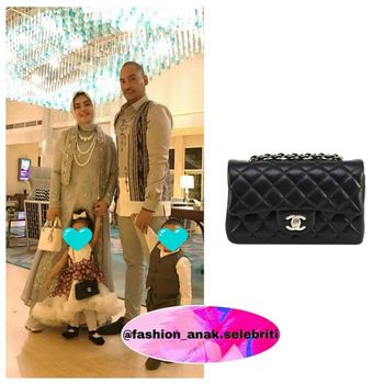 Gaya anak artis Indonesia dengan tas mewahnya.