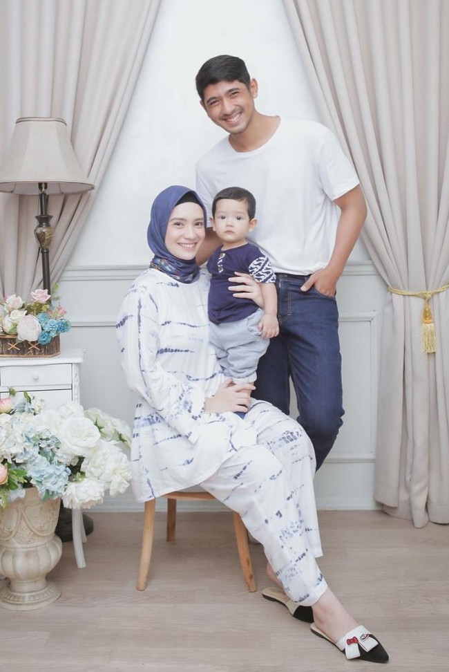 Bagi Arya, keluarga adalah nomor satu. Aktor 29 tahun itu merupakan sosok family man yang selalu ingat keluarga kecilnya dimanapun ia berada. Foto: dok instagram