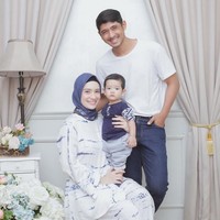 Bagi Arya, keluarga adalah nomor satu. Aktor 29 tahun itu merupakan sosok family man yang selalu ingat keluarga kecilnya dimanapun ia berada. Foto: dok instagram