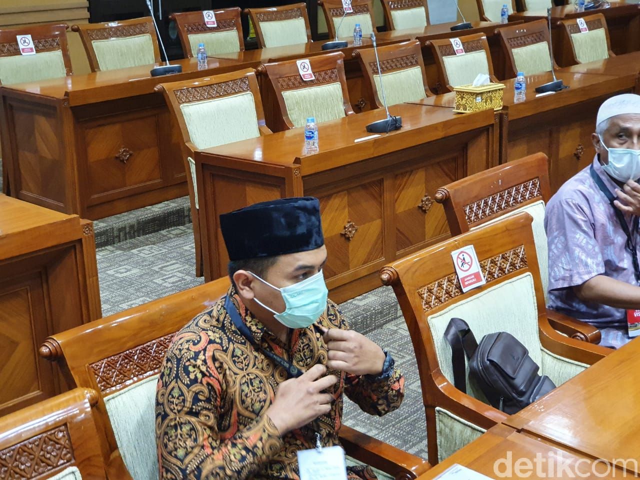 Front Pembela Islam (FPI) bersama keluarga laskar FPI yang tewas di Tol Jakarta-Cikampek ke Gedung DPR siang ini.