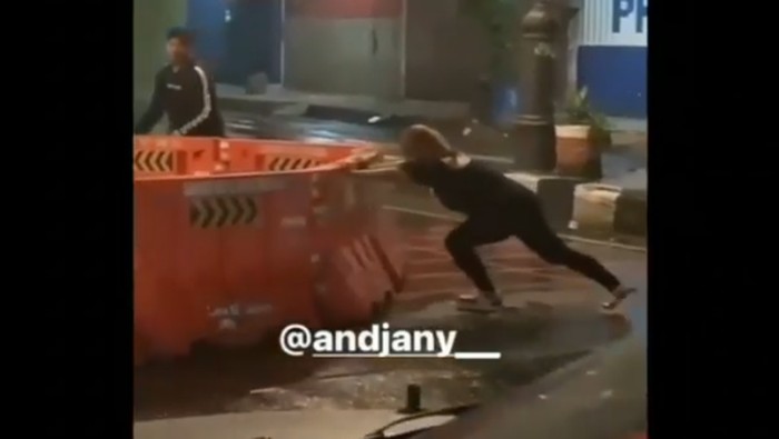 Barrier di tengah jalan digeser oleh pengguna jalan