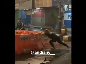 Si Teteh Bongkar Barrier Jalan Supaya Mobil Lewat, Ini Kata Dishub Kota Bandung