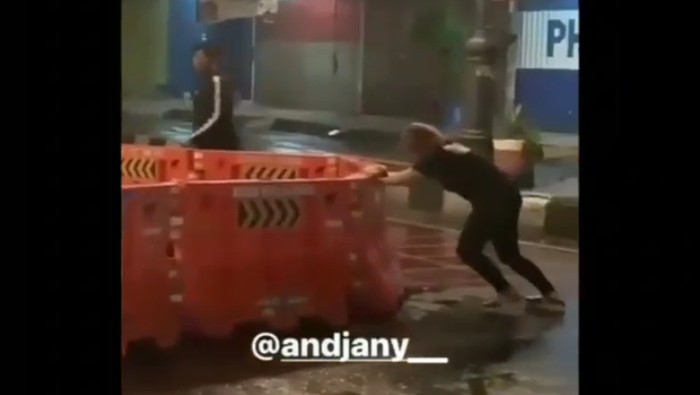Barrier pembatas jalan digeser supaya mobil bisa lewat.