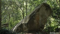 Di tengah perjalanan, kuda tersebut terperosok di sebuah area yang tidak jauh dari titik sanghiyang (kaki gunung). Ia terperosok yang begitu dalam sehingga hanya separuh badannya saja yang terliha. (Siti Fatimah/detikTravel)