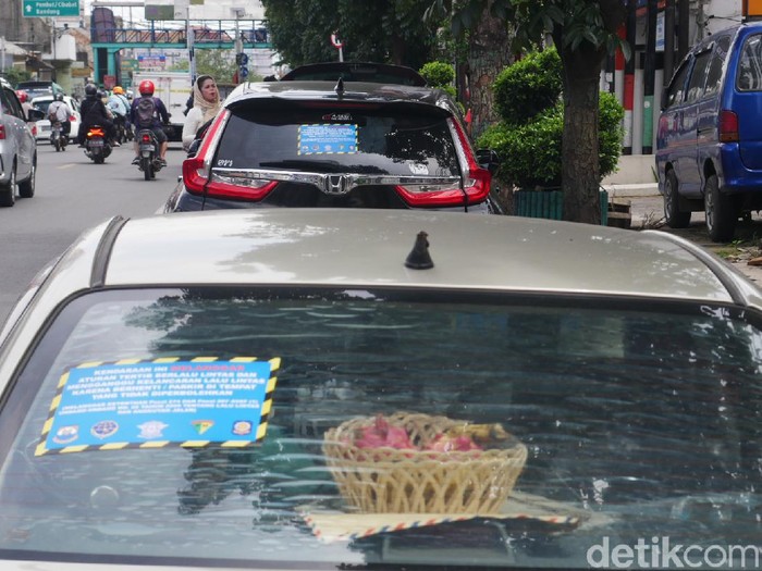 Belasan mobil dipasangi stiker karena parkir di bahu jalan Cimahi