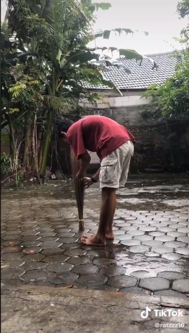 Wow! Pria Ini Berhentikan Hujan Pakai Bumbu Dapur