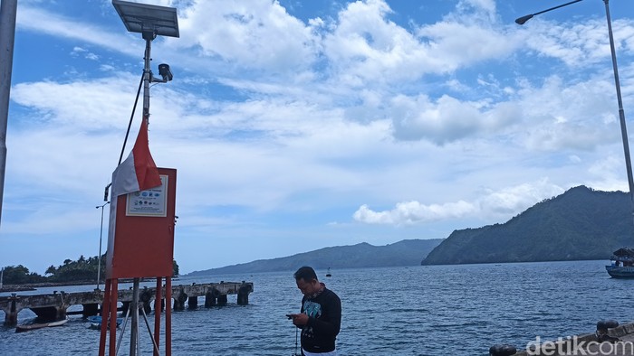 BMKG memberikan tambahan bantuan alat peringatan dini (early warning system-EWS) tsunami di pesisir selatan Trenggalek.