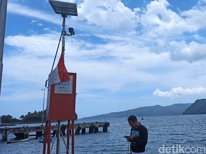 BMKG memberikan tambahan bantuan alat peringatan dini (early warning system-EWS) tsunami di pesisir selatan Trenggalek.