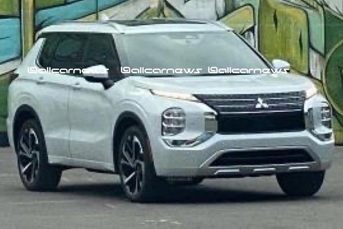Mitsubishi Outlander tampil lebih gagah dan berani.