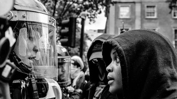 Karya Chris Mozyro yang mengabadikan aksi Black Lives Matter di London. Kamera: Camera Sony A7 RIII. Foto: British Photography Awards