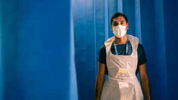 Karya Slater King yang mengabdikan tenaga kesehatan yang bertugas menangani COVID-19 di Whittington Hospital, London. Kamera d810. Foto: British Photography Awards 