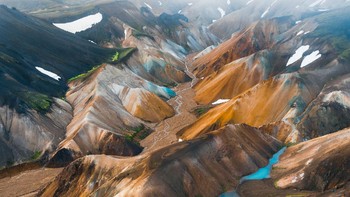 Karya James Theodoulou yang mengabadikan keindahan Landmannalaugar, Islandia. Kamera: DJI Mavic 2 Pro. Foto: British Photography Awards 