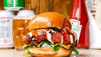 Karya George Whale. Menampilkan Honest Burgers. Kamera Sony Alpha α7RII | Lens: Sony FE 90mm F2.8 Macro G OSS | Tripod: Manfrotto 190 Go! | Flash: Godox V860II-S. Foto: British Photography Awards