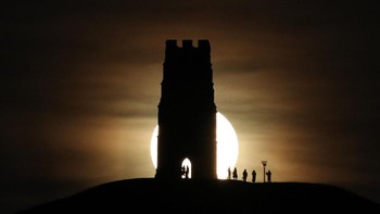 Karya Peter Cziborra menampilkan Menara St Michael terlihat di Glastonbury Tor saat bulan purnama terbit. Kamera: Canon EOS-1D X Mark II dengan Canon 400mm f2.8 Foto: British Photography Awards