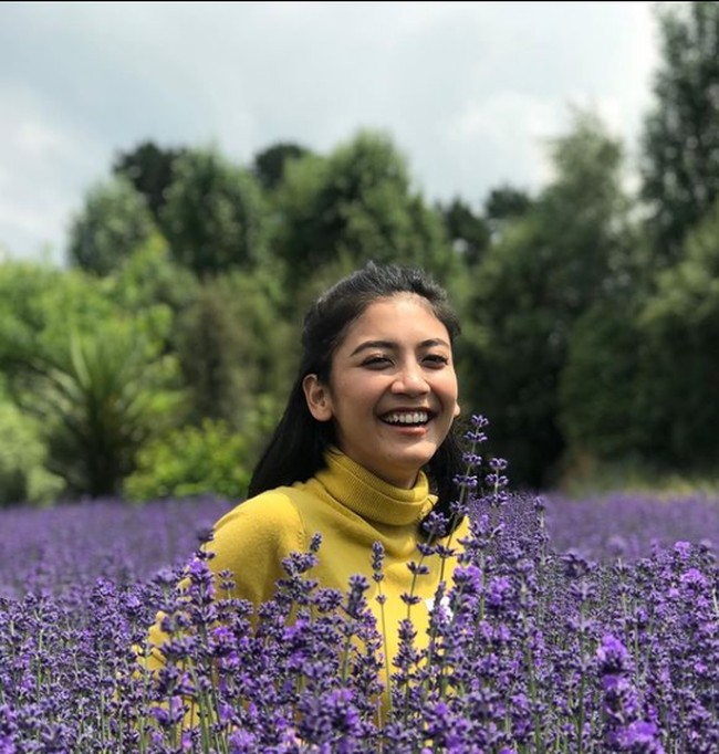Canti Tachril dikenal sebagai seorang model sekaligus penyanyi yang kerap meng-cover lagu-lagu di YouTube. Sebagai YouTuber, ia cukup populer, dengan 431 ribu subscriber. Foto: Instagram/@adipati @cantitachril