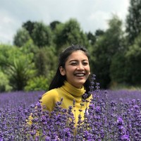 Canti Tachril dikenal sebagai seorang model sekaligus penyanyi yang kerap meng-cover lagu-lagu di YouTube. Sebagai YouTuber, ia cukup populer, dengan 431 ribu subscriber. Foto: Instagram/@adipati @cantitachril