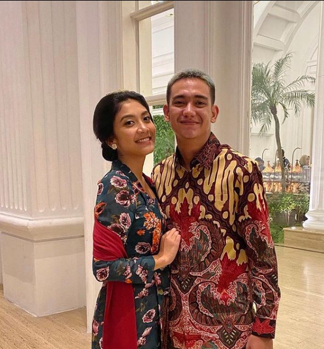 Kabar miring sempat berembus terkait hubungan asmara mereka. Keduanya disebut berpacaran hanya demi sensasi alias setting-an. Tapi Adipati Dolken membantahnya. Foto: Instagram/@adipati @cantitachril
