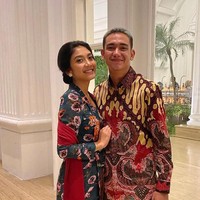Kabar miring sempat berembus terkait hubungan asmara mereka. Keduanya disebut berpacaran hanya demi sensasi alias setting-an. Tapi Adipati Dolken membantahnya. Foto: Instagram/@adipati @cantitachril