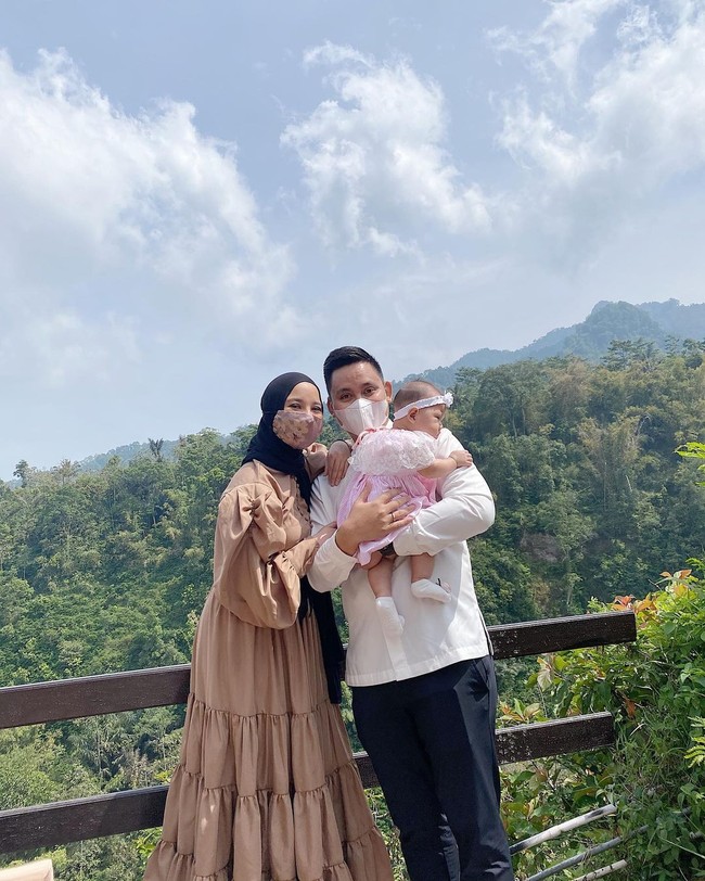 Wanita yang mempunyai nama aseli Wynne Frederica itu pernah mengatakan dirinya belum tampil kembali dilayar kaca belakangan ini. Dalam keterangan di Instagran, Chacha Fredrecia mengaku sibuk mendampingi suaminya yang melaju di Pilkada di Kendal.  Foto: Instagram