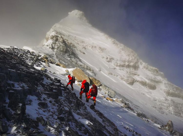 Momen Duet Nepal dan China Hitung Ketinggian Gunung Everest