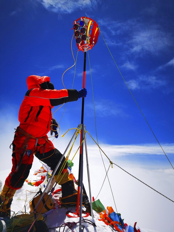Dalam prosesnya, dua negara itu, Nepal dan China, sepakat untuk mengukur kembali Puncak Everest bersama-sama. Gunung Everest memang berdiri di perbatasan antara China dan Nepal. (AP/Tashi Tsering) Dalam prosesnya, dua negara itu, Nepal dan China, sepakat untuk mengukur kembali Puncak Everest bersama-sama. Gunung Everest memang berdiri di perbatasan antara China dan Nepal. (AP/Tashi Tsering)