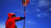 Dalam prosesnya, dua negara itu, Nepal dan China, sepakat untuk mengukur kembali Puncak Everest bersama-sama. Gunung Everest memang berdiri di perbatasan antara China dan Nepal. (AP/Tashi Tsering)