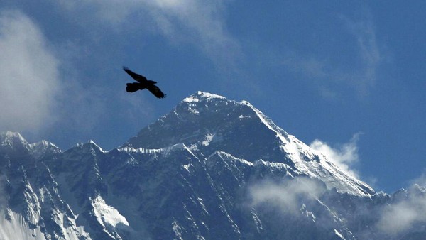China yang melakukan pengukuran tahun 2005 mendapatkan bahwa Puncak Everest lebih pendek yaitu 8.844,43 mdpl. (AP/Tashi Tsering) China yang melakukan pengukuran tahun 2005 mendapatkan bahwa Puncak Everest lebih pendek yaitu 8.844,43 mdpl. (AP/Tashi Tsering)