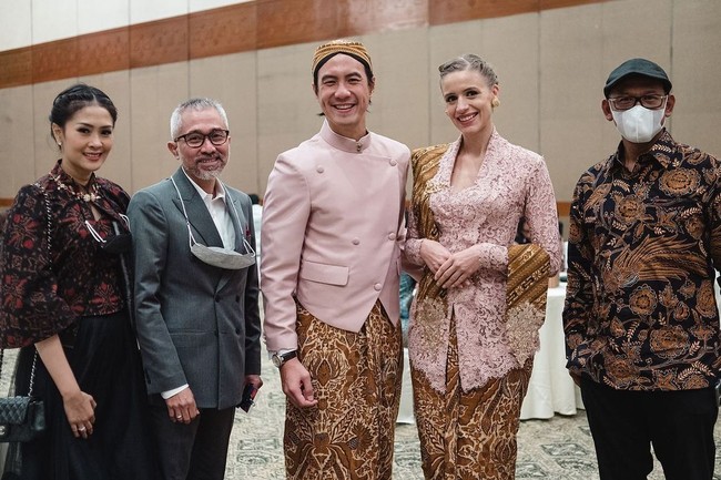 Busana mereka pun tampil selaras karena warna dan batik yang digunakan serupa. Tak lupa keduanya mengenakan masker saat datang ke acara mengingat pandemi Corona masih jadi kekhawatiran. Foto: Instagram @vjdaniel