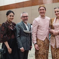 Busana mereka pun tampil selaras karena warna dan batik yang digunakan serupa. Tak lupa keduanya mengenakan masker saat datang ke acara mengingat pandemi Corona masih jadi kekhawatiran. Foto: Instagram @vjdaniel