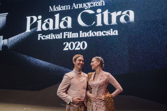 Dalam acara Festival Film Indonesia beberapa waktu lalu, Daniel Mananta bersama Viola tampak mesra dan serasi mengenakan busana tradisional Indonesia. Foto: Instagram @vjdaniel