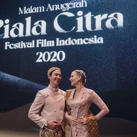 Dalam acara Festival Film Indonesia beberapa waktu lalu, Daniel Mananta bersama Viola tampak mesra dan serasi mengenakan busana tradisional Indonesia. Foto: Instagram @vjdaniel