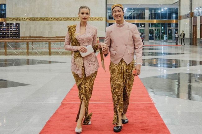 Ibu satu anak tersebut pun tampak semakin elegan dengan selendang batik dan purse yang dikenakannya. Foto: Instagram @vjdaniel