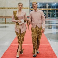 Ibu satu anak tersebut pun tampak semakin elegan dengan selendang batik dan purse yang dikenakannya. Foto: Instagram @vjdaniel