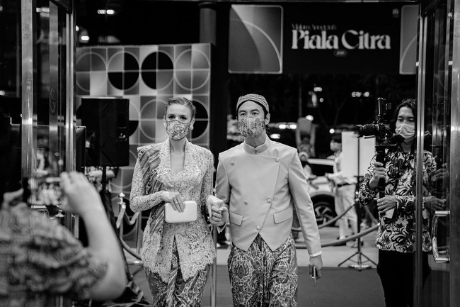 Dalam kesempatan tersebut, Viola yang berasal dari Jerman terlihat menata rambut ala konde untuk melengkapi tampilan kebaya. Foto: Instagram @vjdaniel