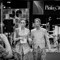 Dalam kesempatan tersebut, Viola yang berasal dari Jerman terlihat menata rambut ala konde untuk melengkapi tampilan kebaya. Foto: Instagram @vjdaniel