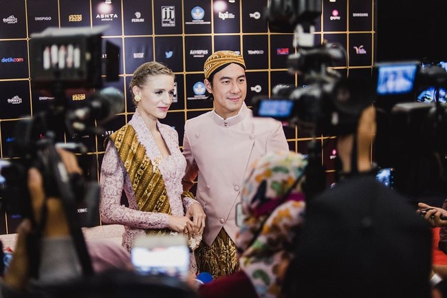 Daniel Mananta baru-baru ini mengunggah sebuah momen langka di akun Instagram-nya. Artis yang dikenal sebagai VJ Daniel tersebut memamerkan kebersamaannya dengan sang istri. Mereka pun tampil beda karena pakai baju beskap dan kebaya. Foto: Instagram @vjdaniel