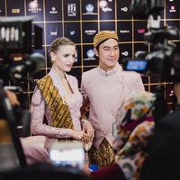 Daniel Mananta baru-baru ini mengunggah sebuah momen langka di akun Instagram-nya. Artis yang dikenal sebagai VJ Daniel tersebut memamerkan kebersamaannya dengan sang istri. Mereka pun tampil beda karena pakai baju beskap dan kebaya. Foto: Instagram @vjdaniel