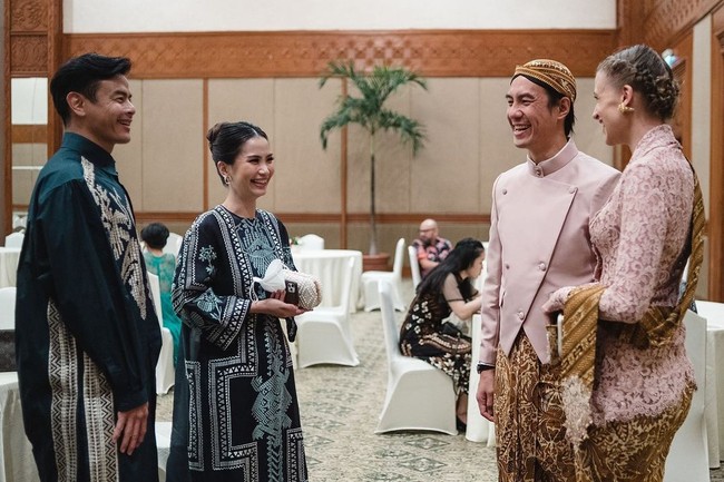 Gw sama @lolagin makin romantis gak sih pake beskap dan kebaya warna pink design @anneavantieheart? tulisnya di Instagram. Foto: Instagram @vjdaniel