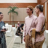 Gw sama @lolagin makin romantis gak sih pake beskap dan kebaya warna pink design @anneavantieheart? tulisnya di Instagram. Foto: Instagram @vjdaniel